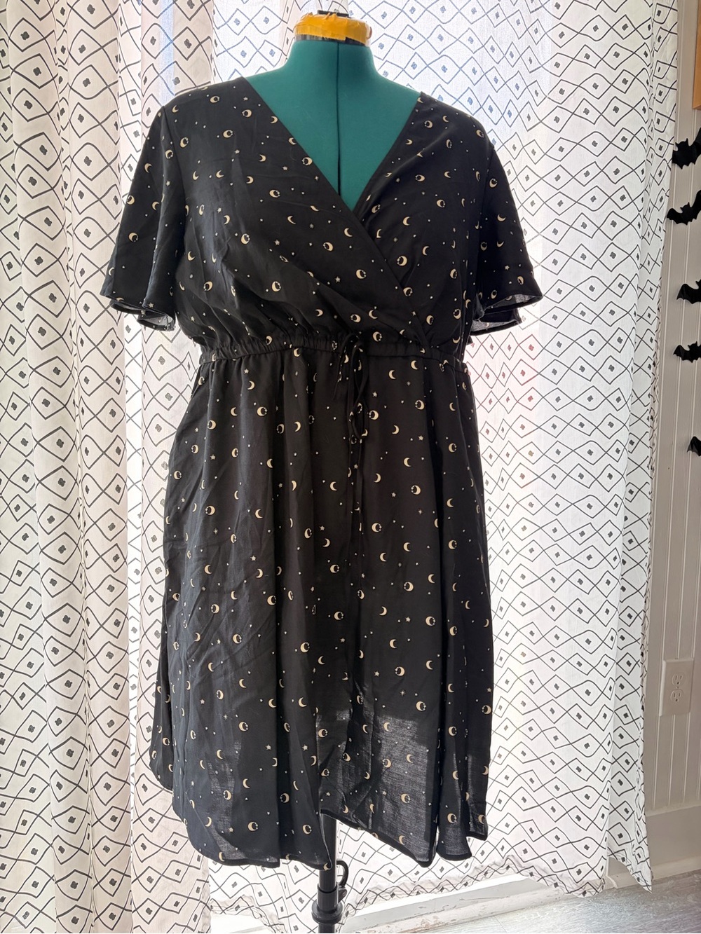 Torrid flutter sleeve crescent moon pattern dress size 14 (torrid 1) nwt